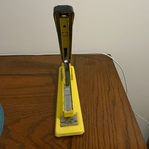 Mid Century Pale YELLOW SWINGLINE STAPLER Model 401, Vintage Stapler - Picture 9 of 9